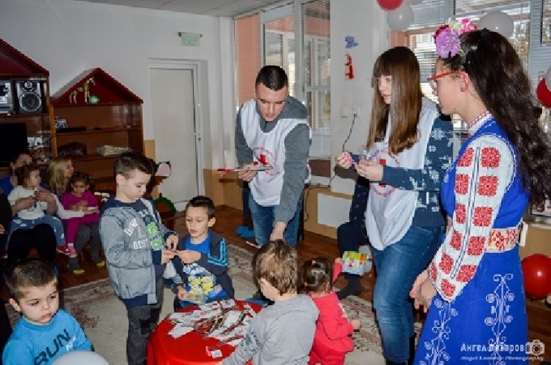 Малки и големи с първомартенски усмивки в Драгоман