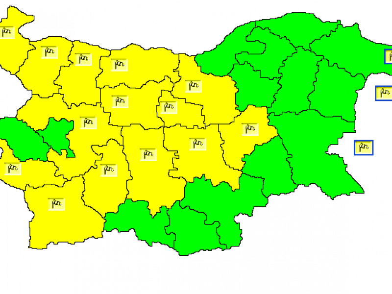 Опасно силен вятър духа над половината от страната