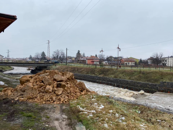 Скъса се дига на реката в Костинброд