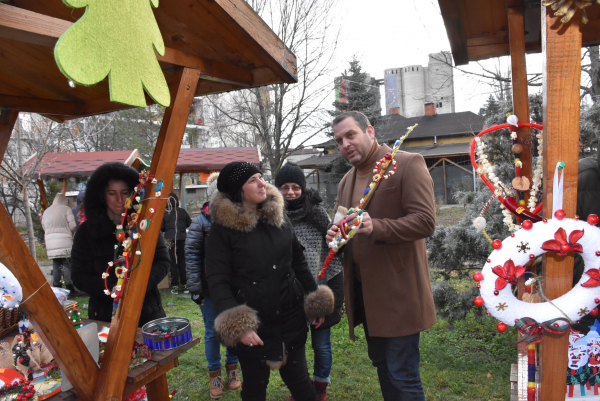 Коледен базар в Костинброд (снимки)