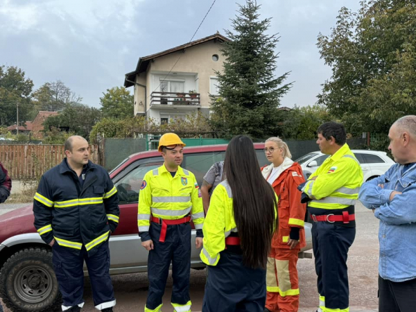  Десетки доброволци бяха на сборен пункт в 7:30 часа в село Безден