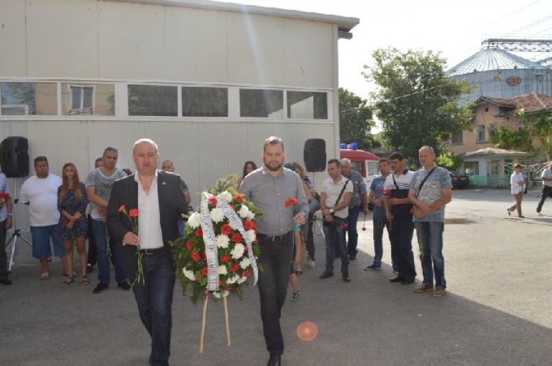 Пред паметника на загиналите от производствената авария на 18.06.1968 година беше отслужена заупокойна литургия